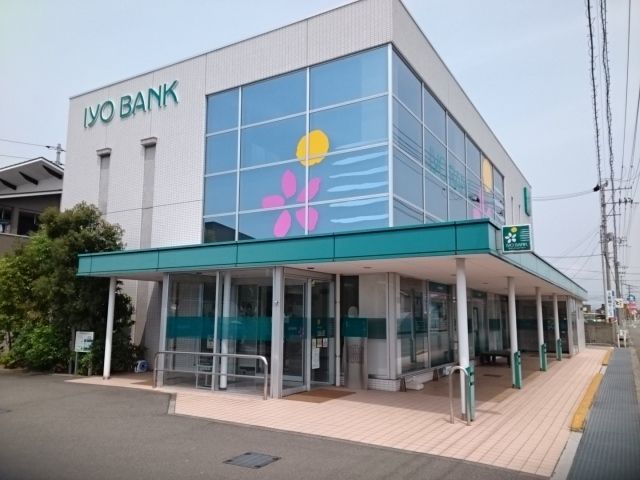 近くの伊予銀行垣生支店様まで450m（徒歩6分）