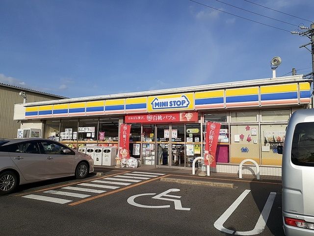 近くのミニストップ柿本店まで1,400m（徒歩18分）