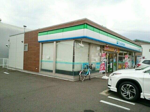 近くのファミリーマート　大和町焼野店まで180m（徒歩3分）