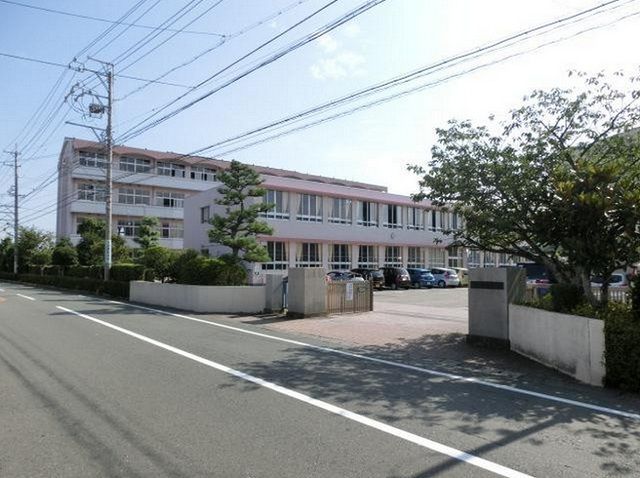 近くの市立入野小学校まで400m（徒歩5分）