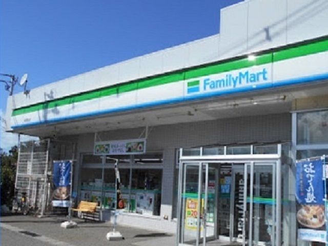 近くのファミリーマート秋田割山店まで1,560m（徒歩20分）