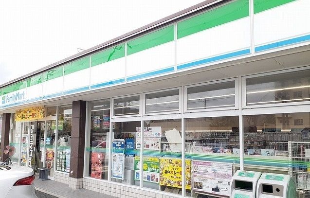 近くのファミリーマート様まで450m（徒歩6分）