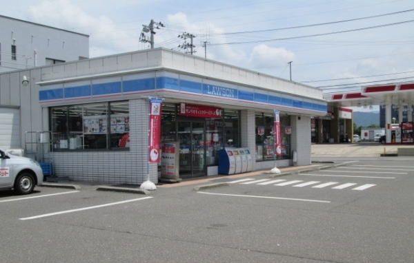 近くのローソン鯖江インター店まで550m（徒歩7分）