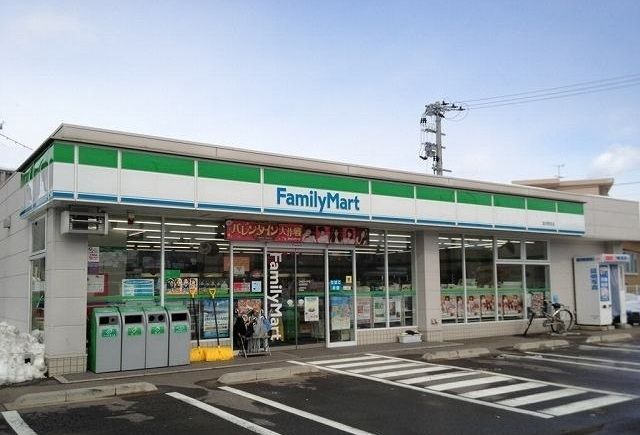 近くのファミリーマートまで140m(徒歩2分)