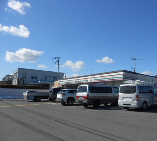 近くのコンビニまで550m（徒歩7分）