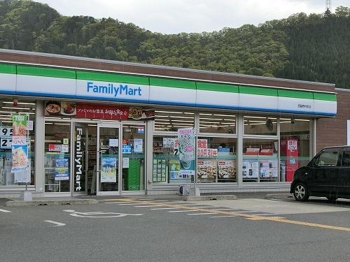 近くのコンビニまで700m（徒歩9分）