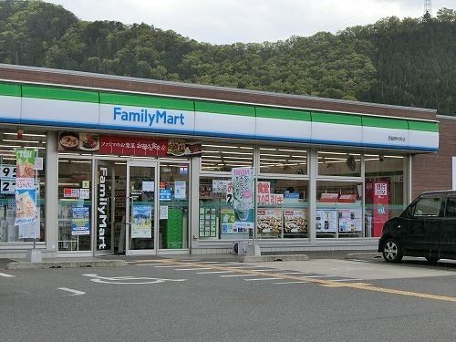 近くのファミリーマート西脇野村店まで700m(徒歩9分)