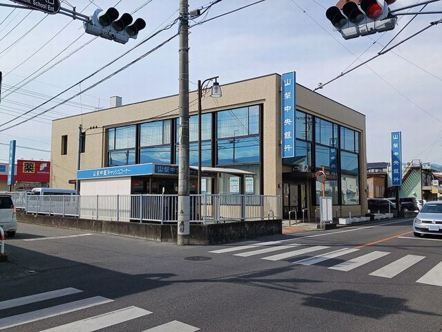 近くの山梨中央銀行南竜王支店まで350m(徒歩5分)