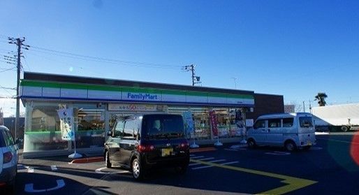 近くのファミリーマート熊谷村岡店まで1,100m（徒歩14分）