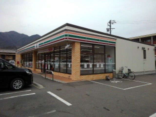 近くのセブンイレブン戸倉店まで300m（徒歩4分）