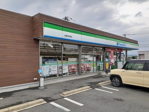 近くのファミリーマートまで350m（徒歩5分）