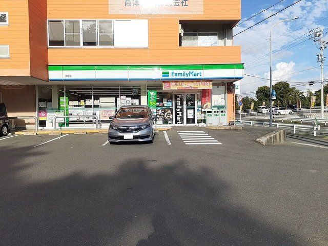 近くのファミリーマートまで710m(徒歩9分)