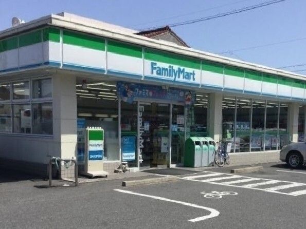 近くのファミリーマートまで650m（徒歩9分）