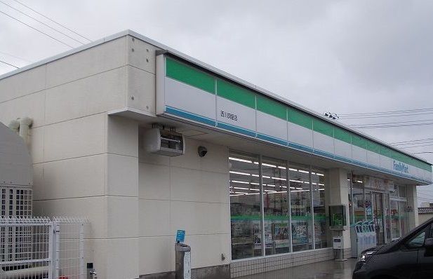 近くのファミリーマート西川旗屋店まで650m（徒歩9分）