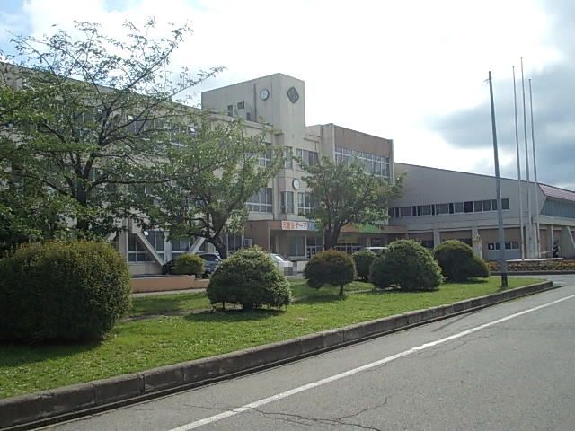 近くの大仙市立大曲小学校まで1,300m（徒歩17分）