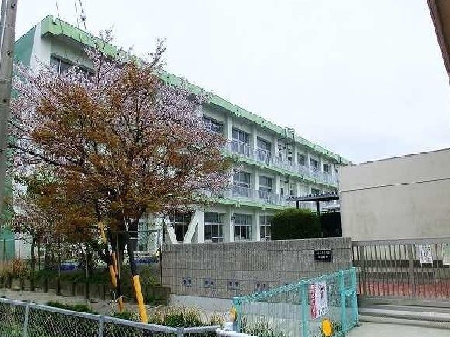 近くの甚目寺南小学校まで800m（徒歩10分）