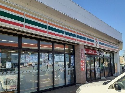 近くのセブンイレブン富山四方荒屋店まで500m(徒歩7分)