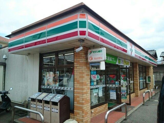 近くのコンビニまで800m（徒歩10分）