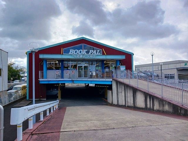 近くの大垣書店 伏見店まで800m（徒歩10分）