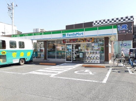 近くのコンビニまで300m（徒歩4分）