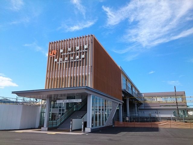 近くの新所原駅南口まで400m(徒歩5分)