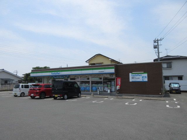 近くのコンビニまで910m（徒歩12分）
