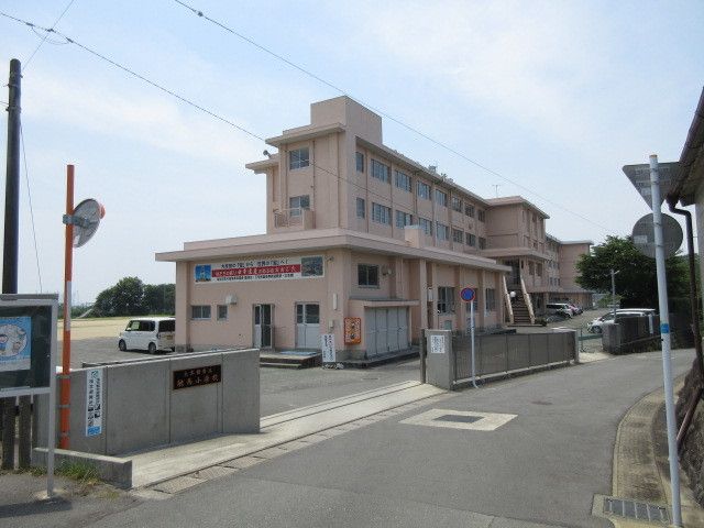 近くの小学校まで1,240m（徒歩16分）