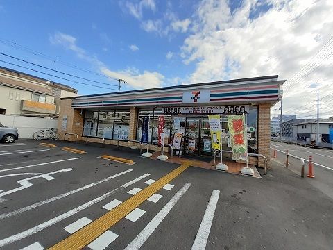近くのコンビニまで290m（徒歩4分）