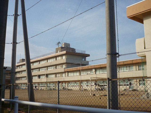 近くの千坂小学校まで750m(徒歩10分)