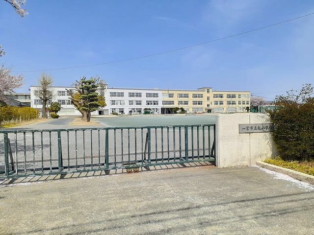 近くの一宮市立　起小学校まで90m（徒歩2分）