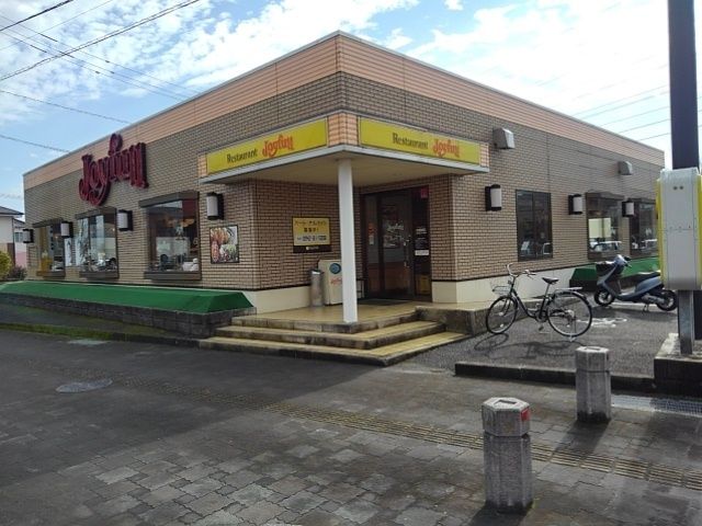 近くの飲食店まで820m（徒歩11分）