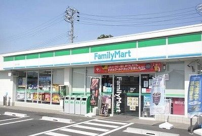 近くのファミリーマートまで1,100m（徒歩14分）