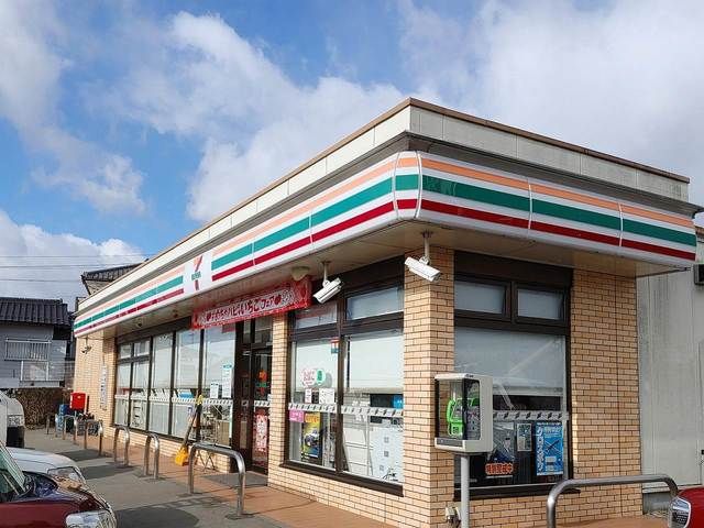 近くのセブンイレブン小諸八満店まで350m（徒歩5分）