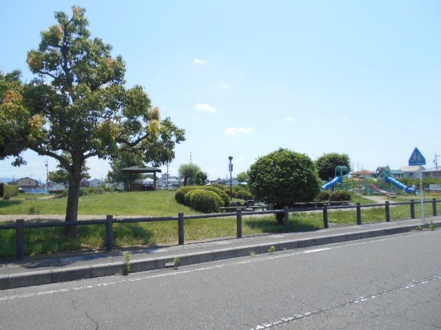 近くの親水公園まで350m（徒歩5分）