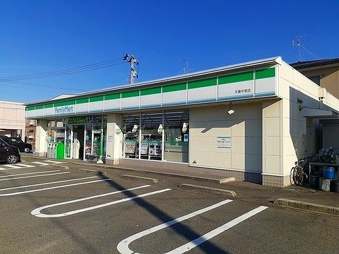 近くのファミリーマート天童中里店まで900m(徒歩12分)