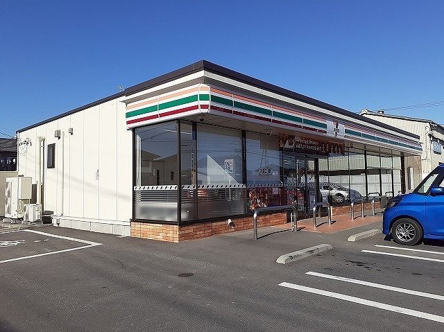 近くのセブンイレブン加須市役所前店まで300m（徒歩4分）