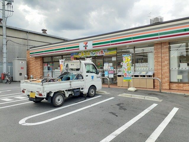 近くのコンビニまで499m（徒歩7分）