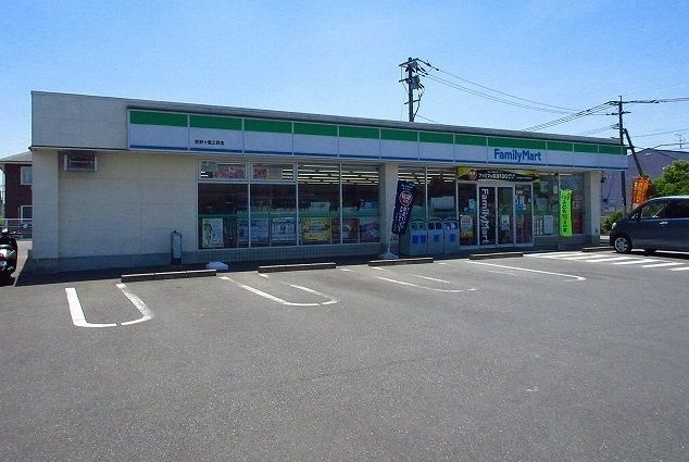 近くのファミリーマートまで800m(徒歩10分)