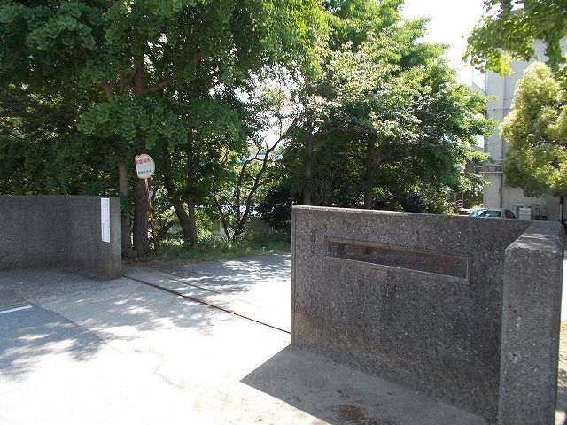 近くの市立姉崎中学校まで1,400m（徒歩18分）