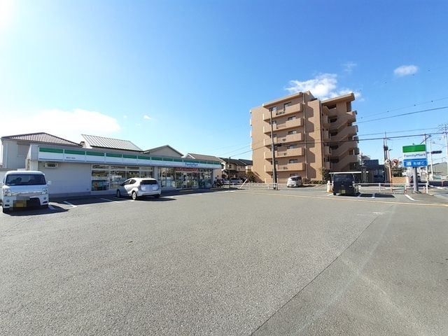 近くのファミリーマート 高知介良店まで150m（徒歩2分）