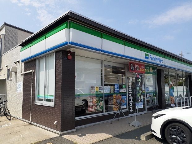 近くのファミリーマートさんまで350m（徒歩5分）