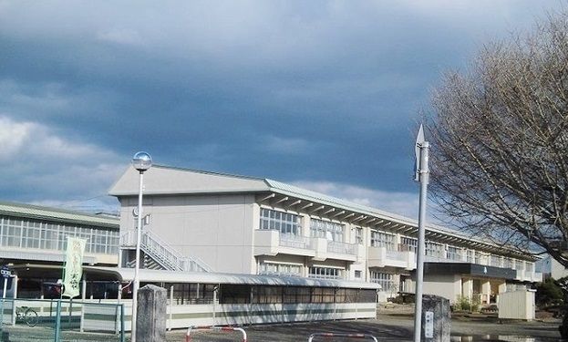 近くの北上市立飯豊小学校まで1,600m（徒歩20分）