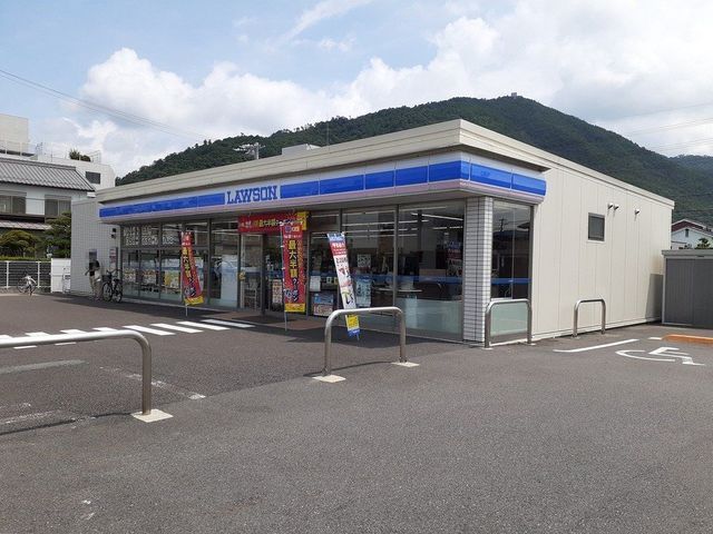 近くのコンビニまで240m（徒歩3分）