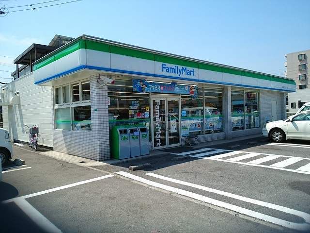 近くのファミリーマート三佐3丁目店まで1,500m(徒歩19分)