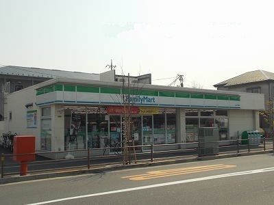 近くのファミリーマートまで250m（徒歩4分）