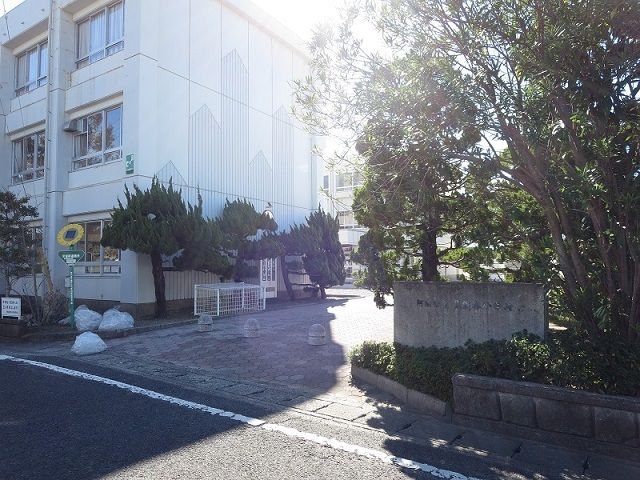 近くの見能林小学校まで400m（徒歩5分）
