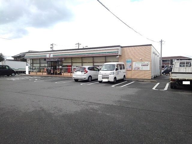 近くのセブンイレブン八女龍ケ原店まで220m（徒歩3分）