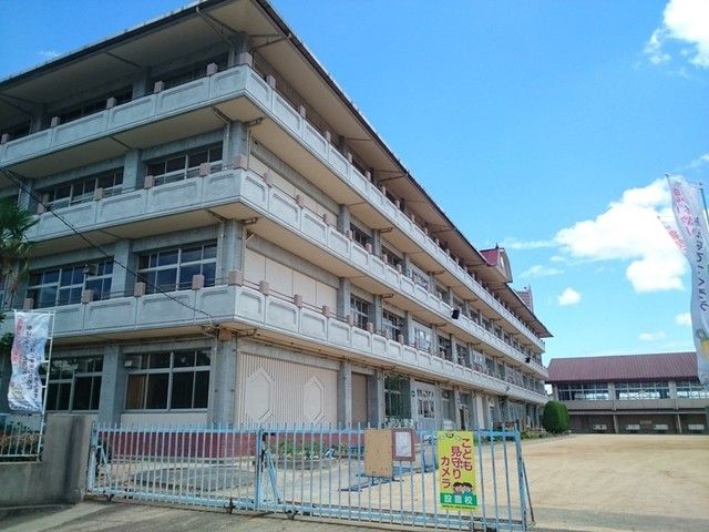 近くの小学校まで450m（徒歩6分）