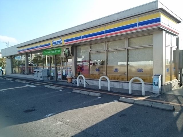 近くのコンビニまで550m（徒歩7分）