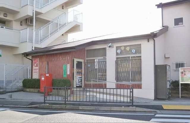 近くの川西加茂二郵便局まで700m（徒歩9分）